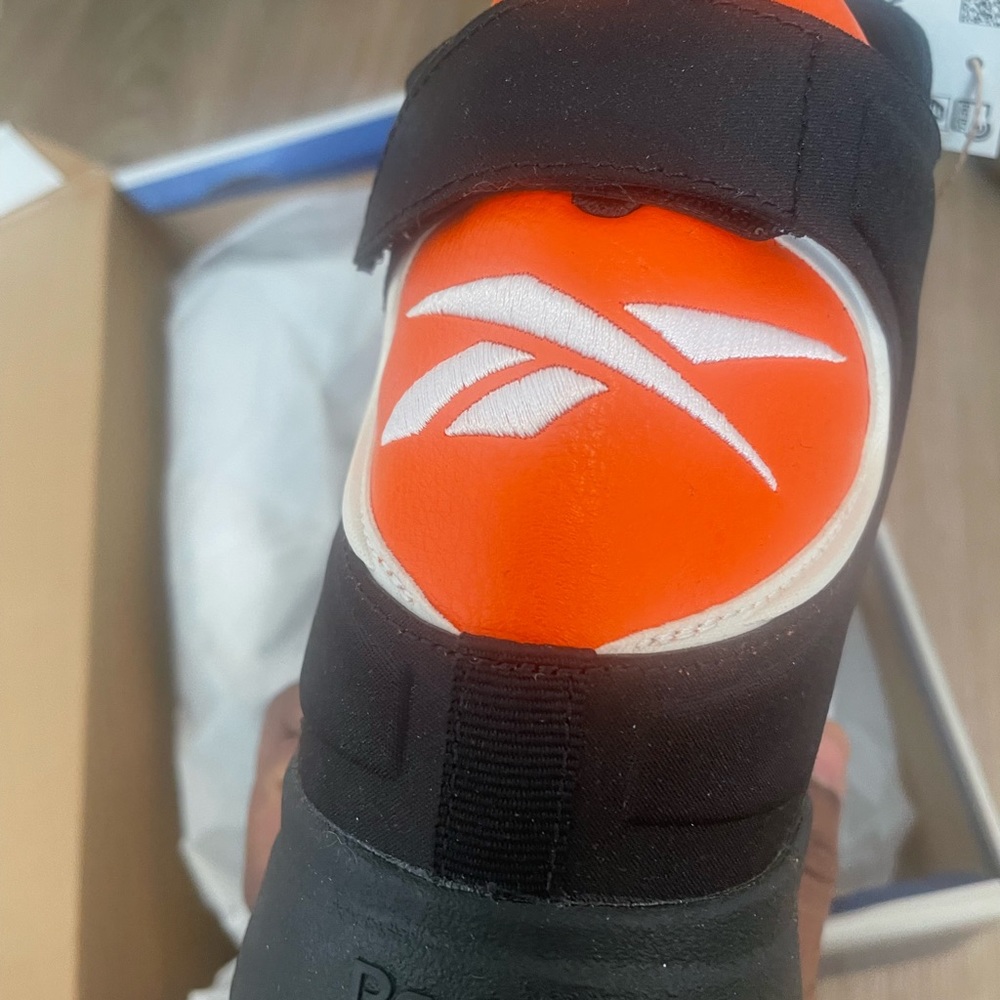 Reebok - Picture 3 of 5